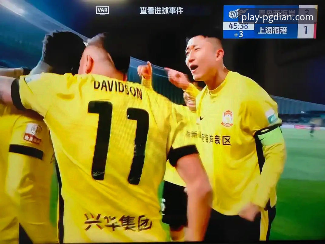 青岛海牛3-1力克上海海港，13年首胜创中超新格局最新动态
